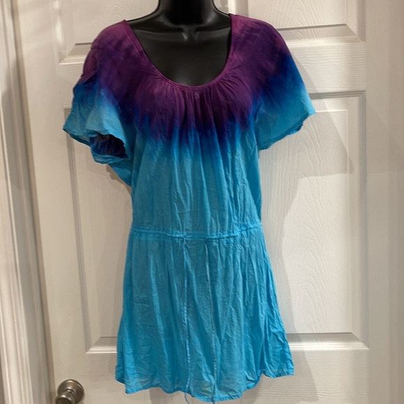 2 Multicolored Tops - Picture 5 of 7